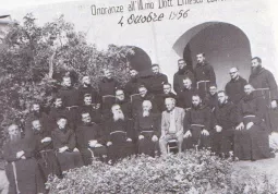 Una foto risalente al 1956, quando il convento di Busca ospitava decine di frati